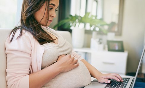 Pregnant woman online with YoMingo.